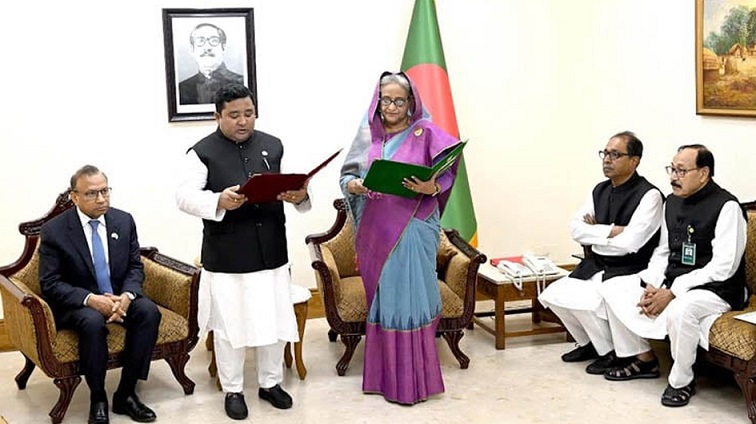 লালমনিরহাট জেলা পরিষদের নবনির্বাচিত চেয়ারম্যানকে শপথবাক্য পাঠ করিয়েছেন প্রধানমন্ত্রী 